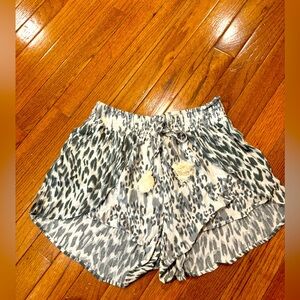 Surf Gypsy shorts gray animal print size medium